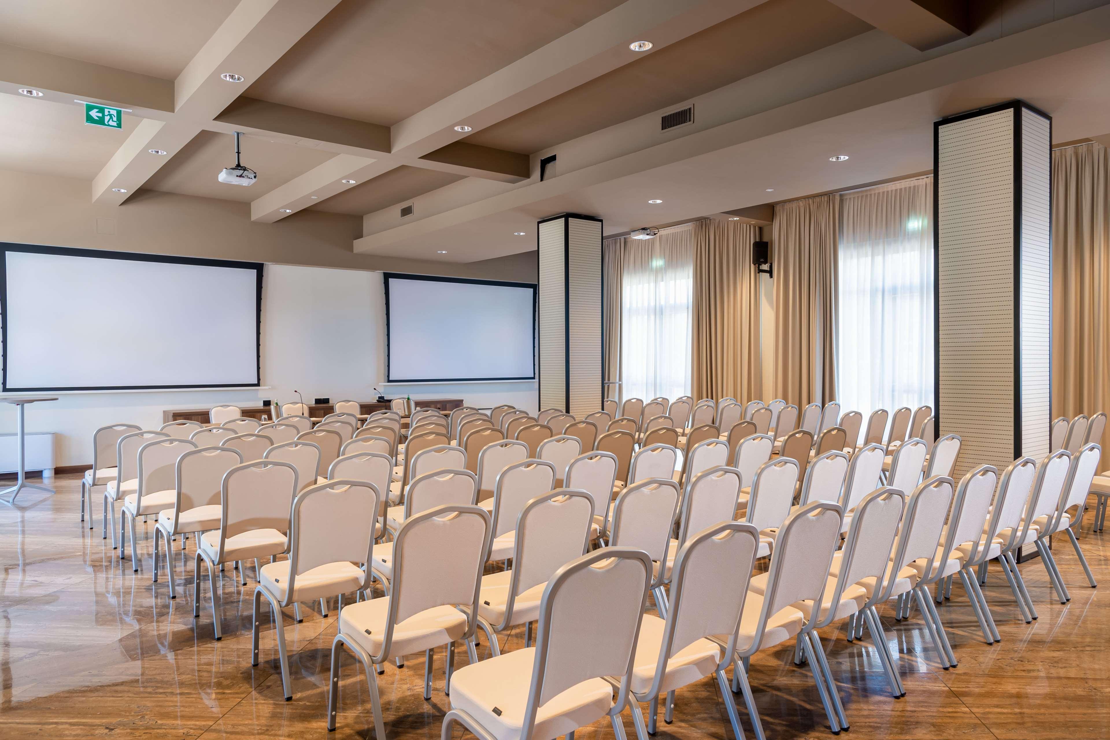 Hotel Doubletree By Hilton Brescia Esterno foto