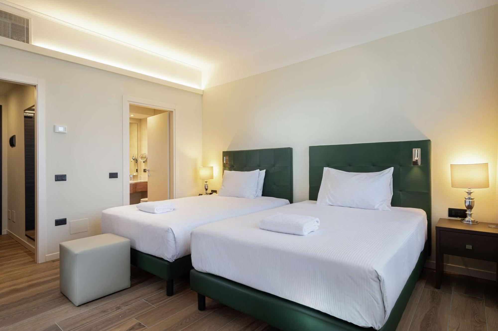 Hotel Doubletree By Hilton Brescia Esterno foto