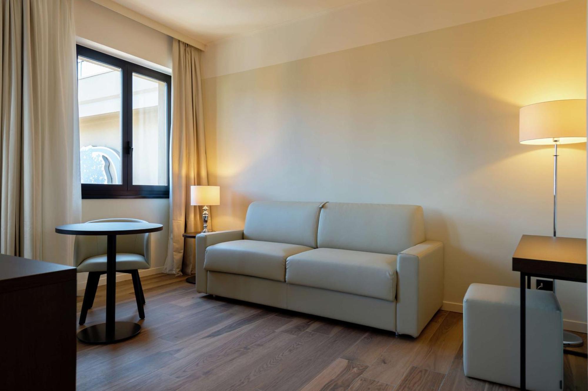 Hotel Doubletree By Hilton Brescia Esterno foto